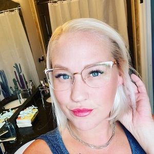 Meet your Posher, Holly